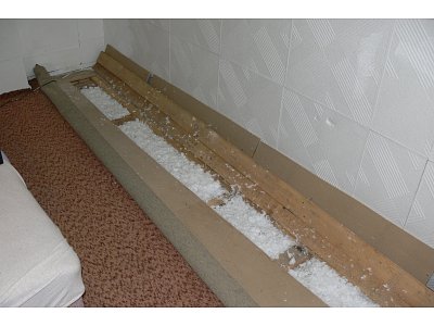 Foukaná izolace se dá aplikovat i z interiéru - dutina trámového stropu